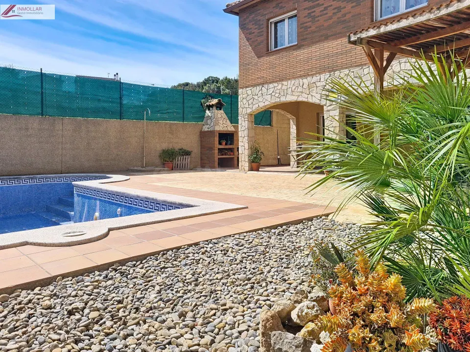En venta Chalet independiente con piscina