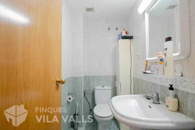 Casa adosada de tres plantas con jardín, terrazas y espacio tipo loft en garaje — 15
