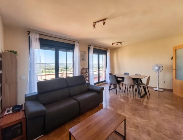 Ático Exclusivo con Terraza y Autonomía Energética en Onda