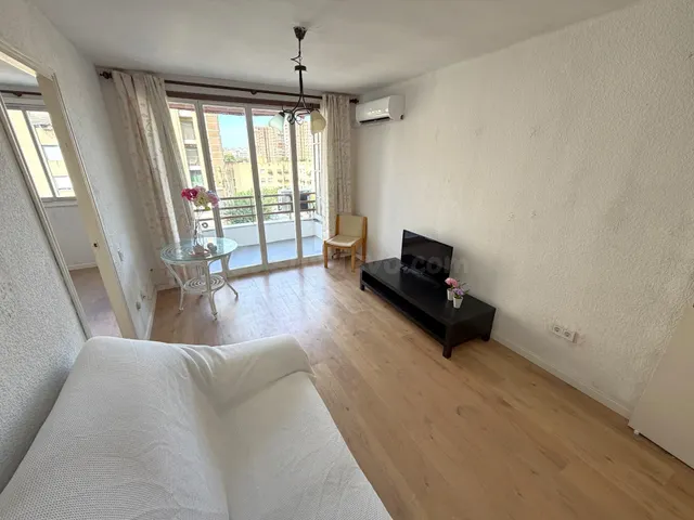 Vivienda luminosa de tres dormitorios y balcón junto a la Ci - foto 3