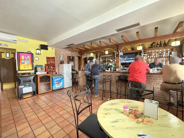 Bar reformado, con licencia de pub, San Pedro del Arroyo — 2
