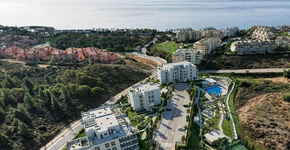 APARTAMENTOS Y ÁTICOS PARA DISFRUTAR DE SUS VISTAS AL MAR Y ZONAS COMUNES, MUY CERCA DE LA PLAYA !!!