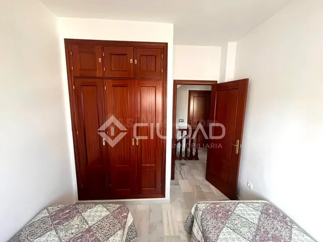 Castillete de esquina con amplio espacio exterior — 23