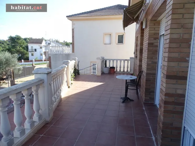 CASA UNIFAMILIAR ESQUINERA EN PARCELA 618M2 — 6