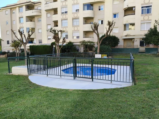 ¡Ideal para familias! Piso de 3 dormitorios con terraza, piscina y jardines en Torremolinos — 12