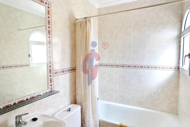 Espectacular bungalow en esquina con gran solárium, jardín privado y piscina en Guardamar del Segura — 28