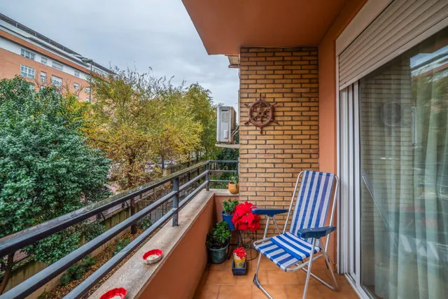 Piso reformado con piscina y garaje — 4