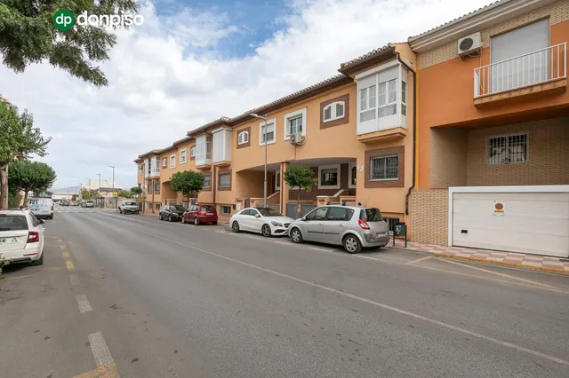 ¡Tu nuevo hogar te espera en Churriana de la Vega! Casa adosada con patio, garaje y futura parada de metro a pocos pasos. — 32