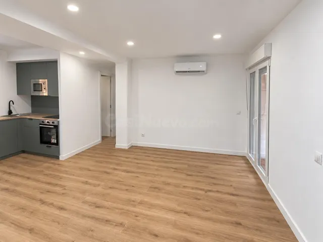Excepcional piso reformado con terraza y orientación este - foto 3
