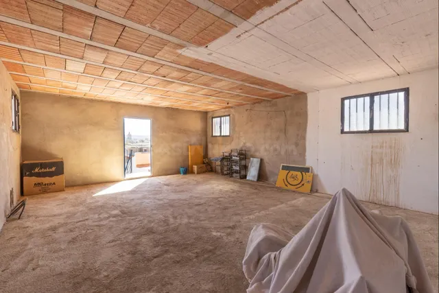 Casa en planta baja con cuatro naves y local — 48
