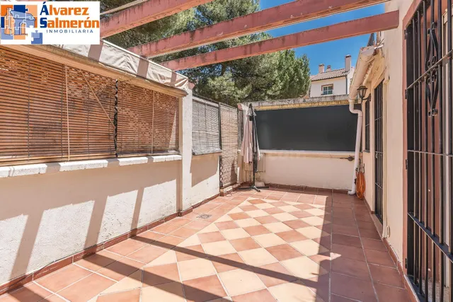 ADOSADA EN URBANIZACIÓN EN HUETOR VEGA — 2