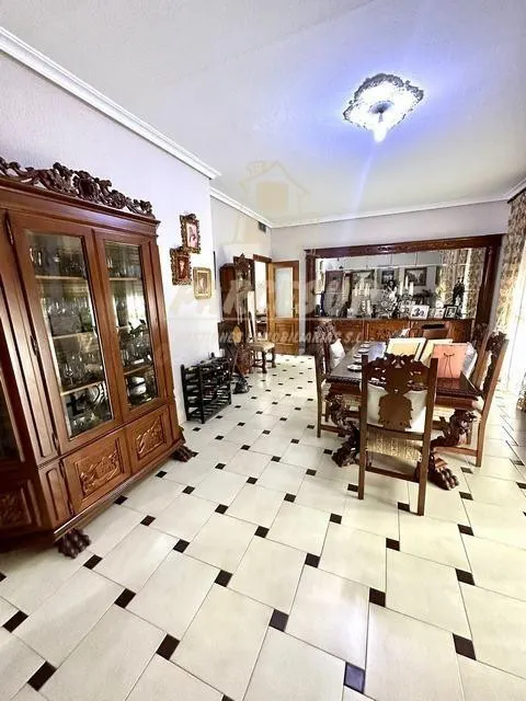 EDIFICIO CON VIVIENDAS Y ESPACIO PARA ALMACEN O APARTAMENTOS - foto 3