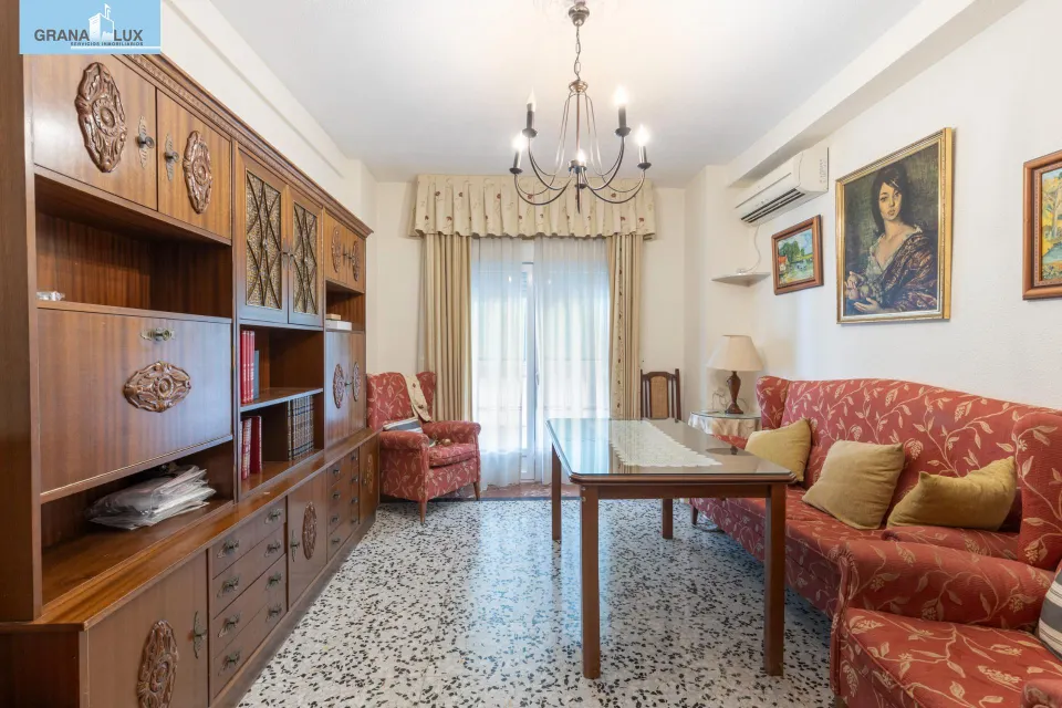 Piso de 3 dormitorios en calle milán, zaidín | muy luminoso y con gran potencial