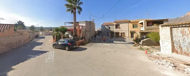 SE VENDE CASA OKUPADA en Calle Orihuela Barbarroja Nº 3 Orih - foto 2