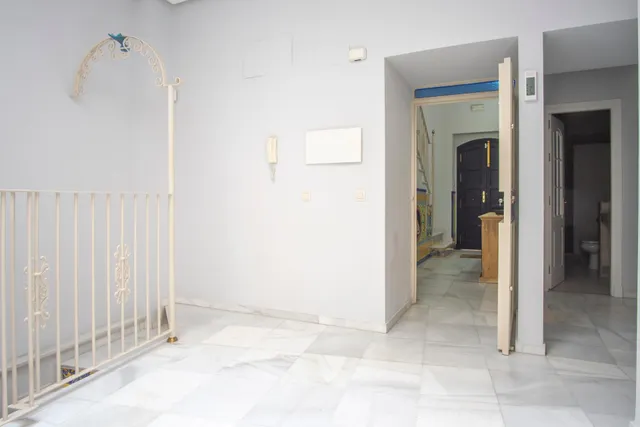Espaciosa casa con encanto en el centro: elegancia, azotea y sótano en calle Murillo ✨ — 11