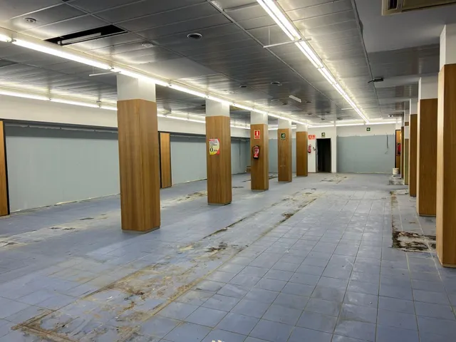Amplio local comercial en el centro de Alcover. — 8