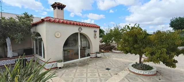 Imponente Chalet en La Hoya con Piscina y Amplios Jardines — 12