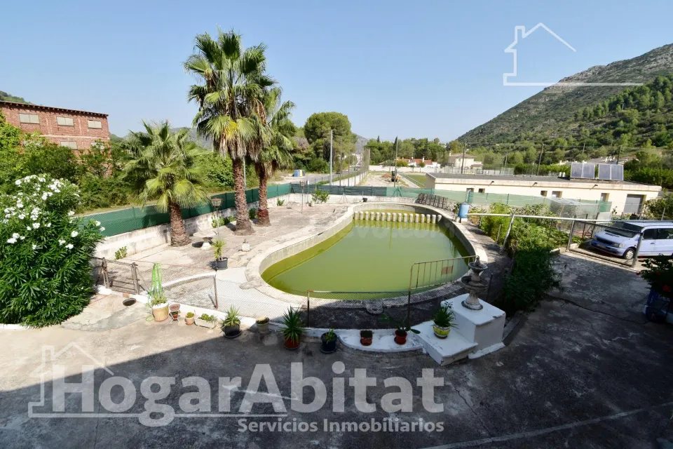 CHALET CON 17 DORMITORIOS, PISCINA, GARAJE, JARDÍN Y BARBACOA