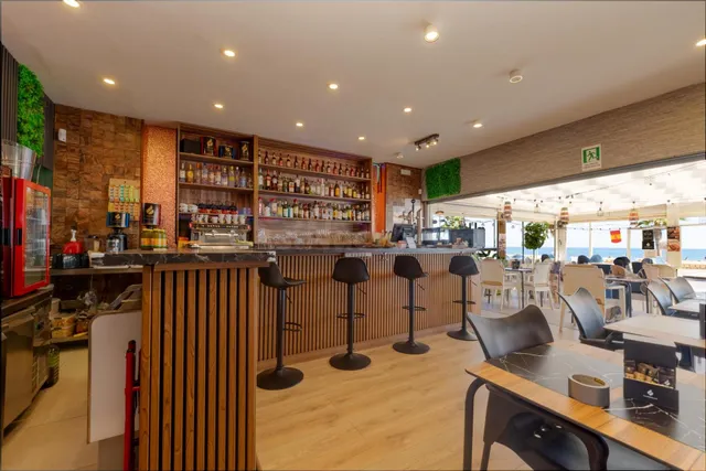Traspaso de restaurante en primera línea de playa – Fuengirola — 2