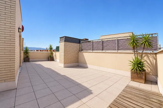Dúplex reformado con terraza, parking y piscina comunitaria — 49