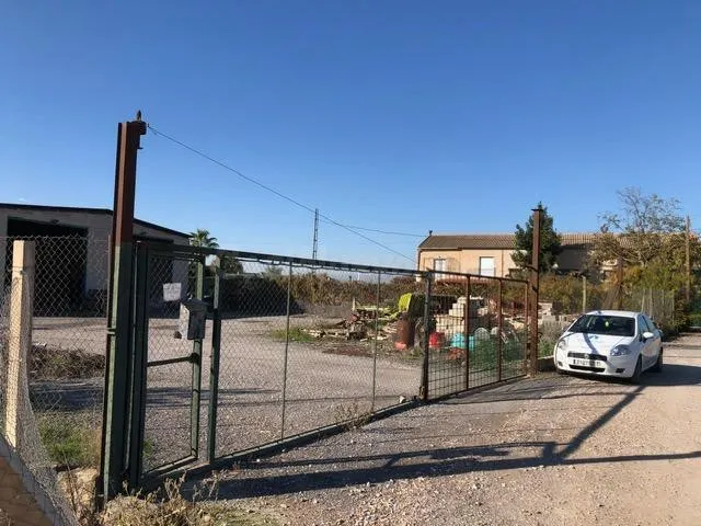 Finca Rústica con 2 Navesde 400 m2 aprox, cada una y una cas - foto 2