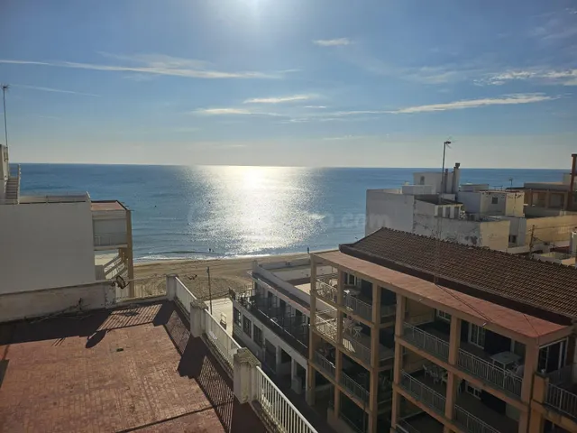 Ático de 3 dormitorios con amplia terraza y vistas al mar en Guardamar del Segura — 2