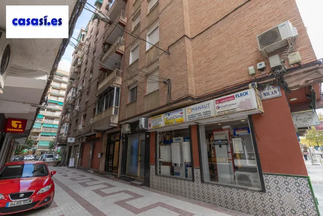 Piso de 3 dormitorios en calle milán, zaidín | muy luminoso y con gran potencial — 30