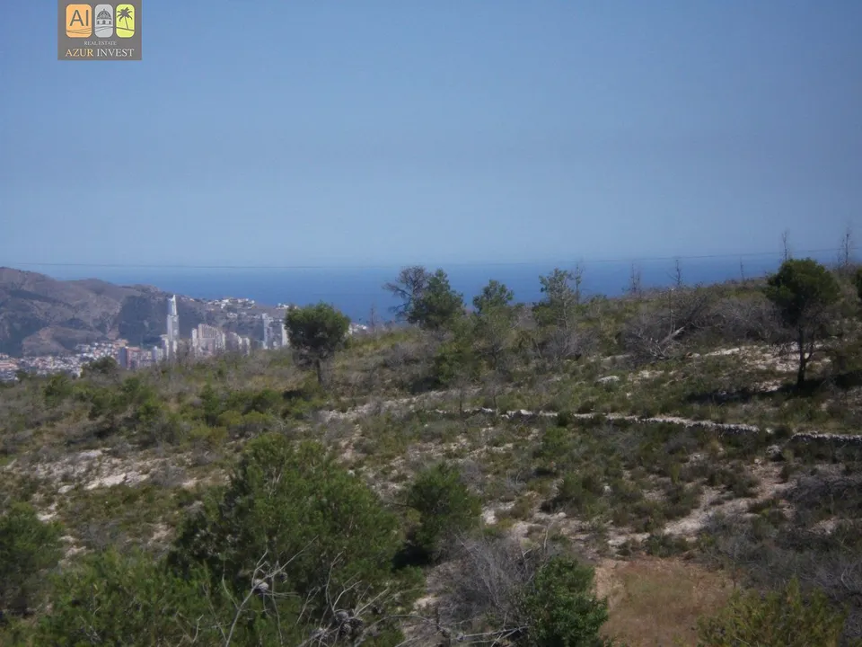 Parcela de 10.000m2 con increibles vistas al mar. Situada en la falda de Ponoig