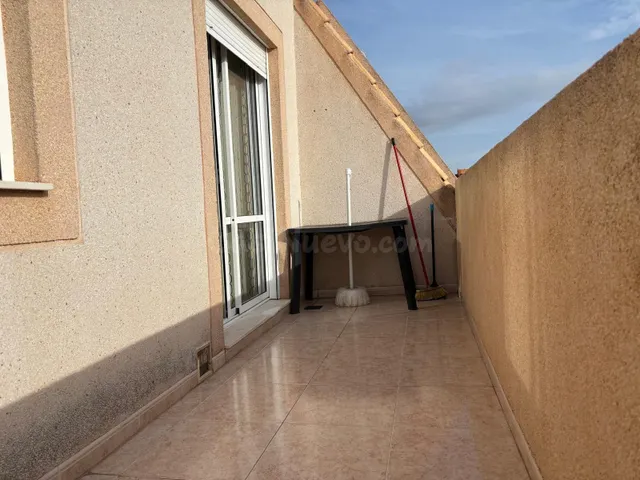 Ático de 2 dormitorios y 2 baños con piscina y parking a 550 - foto 4