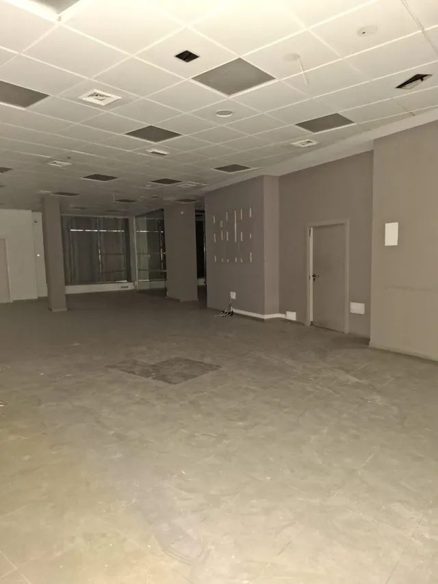 SE VENDE LOCAL EN RENTABILIDAD EN CALLE MAURICIO LEGENDRE 4. — 6