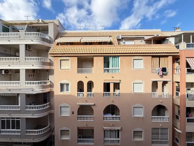 Apartamento a 350 metros de playa del cura con 2 dorm. 1 baño. en frente de av. de las habaneras. superficie de 66 m2. — 28