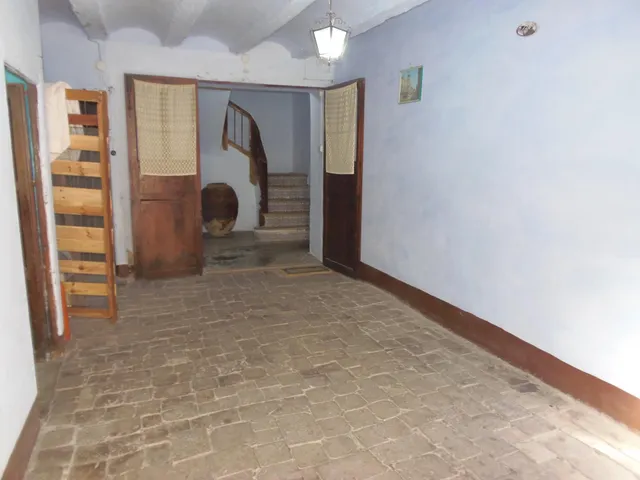 Casa grande haciendo esquina en el centro del pueblo, con patio grande, planta baja, dos alturas — 15