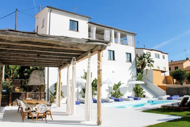 Esencia ibicenca y vistas al mar: una casa de diseño para di