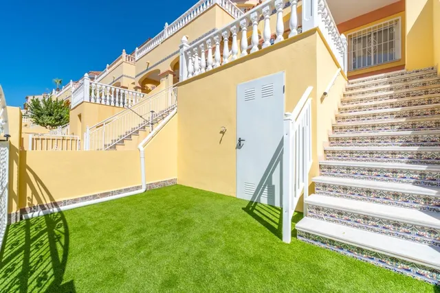 Encantadora vivienda reformada con terrazas, patio privado y piscina comunitaria — 23