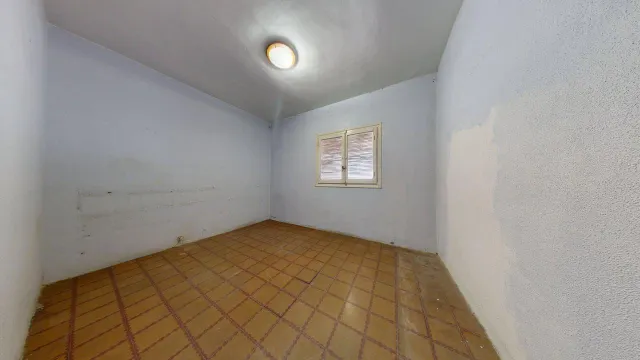 Piso de 89 m2 útiles con AMPLIA TERRAZA DE 40m2!!! Distribuido en cinco dormitorios, salón, cocina con despensa y terraza interior a patio de luces y un baño. — 26