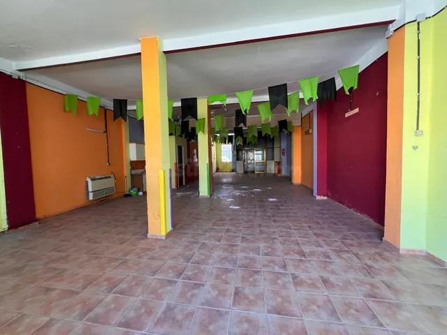 LOCAL COMERCIAL CON PATIO INTERIOR - foto 3