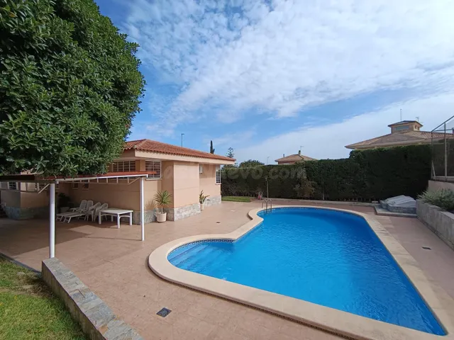 CHALET INDEPENDIENTE CON PISCINA, ZONA DEPORTIVA Y VISTAS PA - foto 2