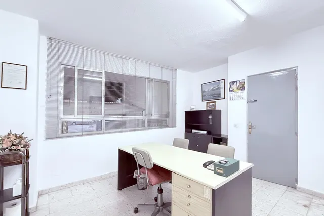 Este no es un aparcamiento cualquiera; es el mítico Garaje Villafontana. — 27