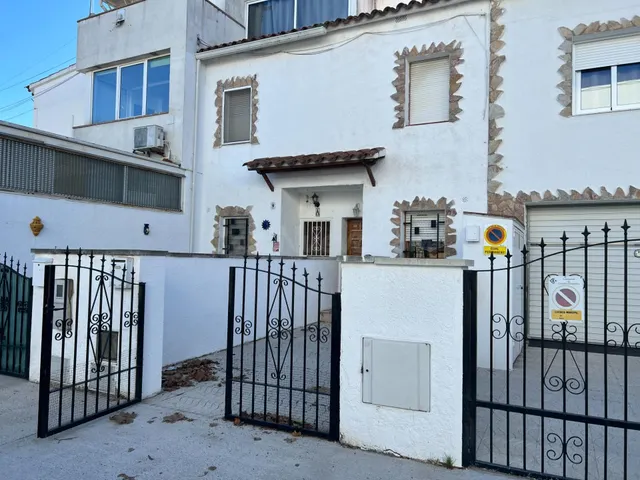 Casa adosada con terraza en Ampuria Brava, Alto Ampurdán. - foto 3