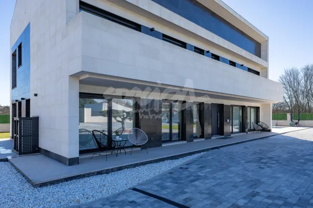 Chalet de lujo en venta en Colmenarejo con piscina climatizada — 4