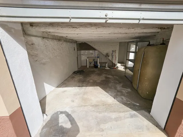 Se vende casa en casco antiguo de Oropesa, detrás del ayuntamiento. Casa con fachada a 3 calles — 36