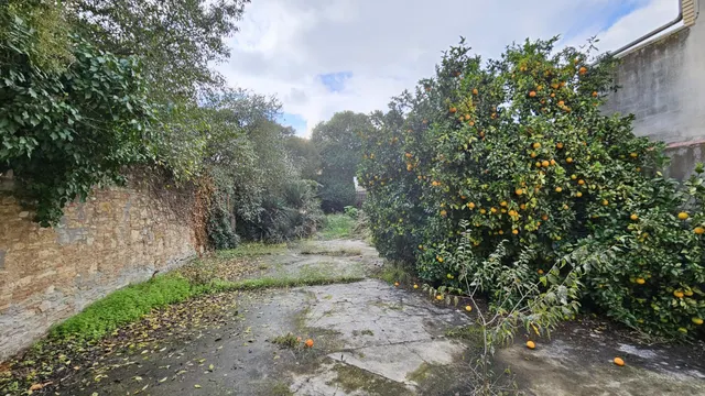 Edifificio neoclasico en el centro de Figueres. — 18