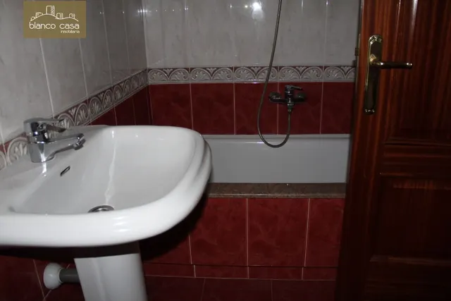 Oficina en el centro de Carballo por 350€ — 16