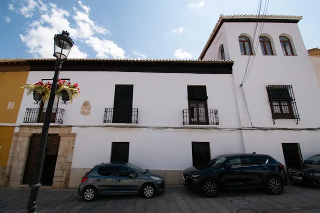 Casa de grandes dimensiones ubicada en la calle Duende, cerca de la Plaza del Conde Luque. — 2
