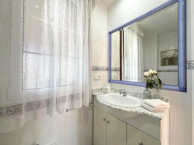 Casa con cuatro dormitorios, terrazas y amplio garaje en Oleiros — 28
