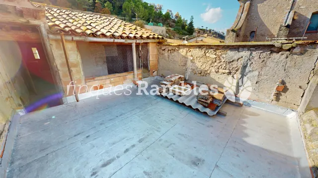 Casa de poble al centre de La Pobla de Claramunt amb molt potencial — 35