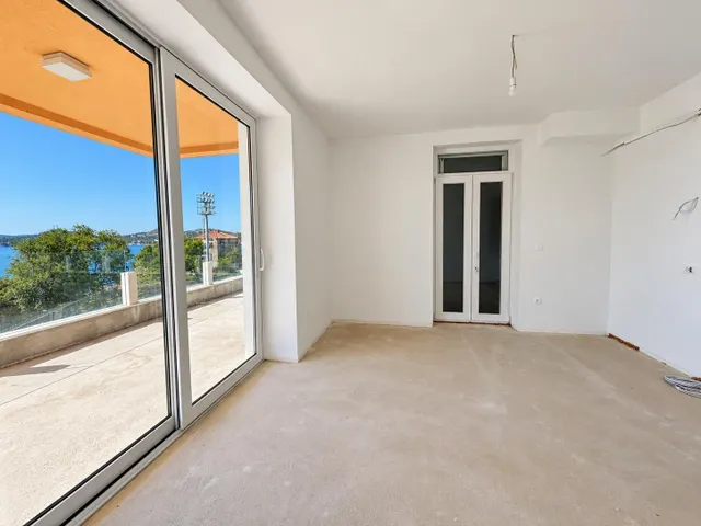 Residencia contemporánea con vistas al mar y al casco histórico de Sibenik, Croacia — 6