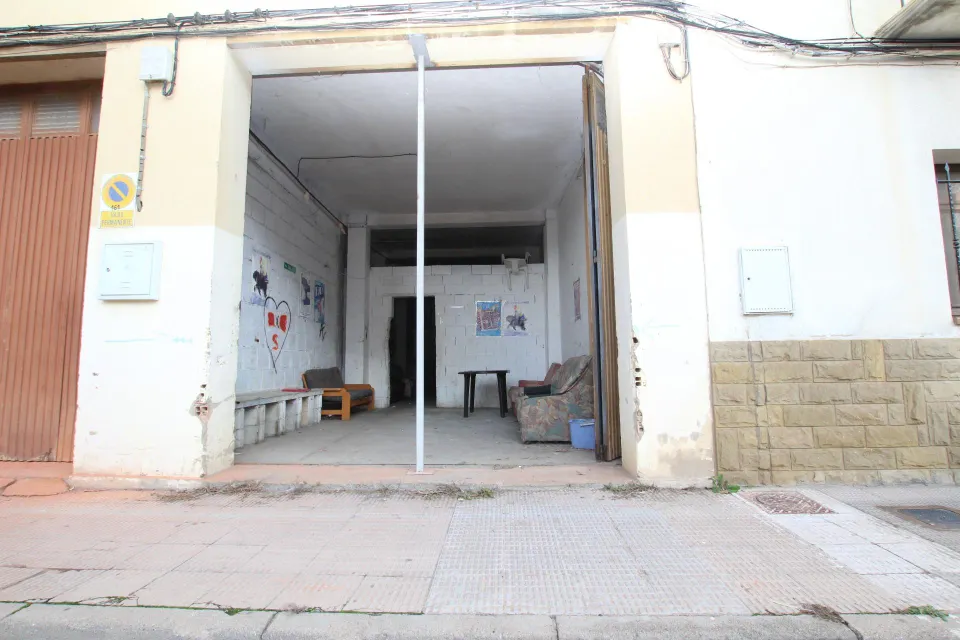 Amplio Local en Ejea de los Caballeros - Oportunidad para Reformar