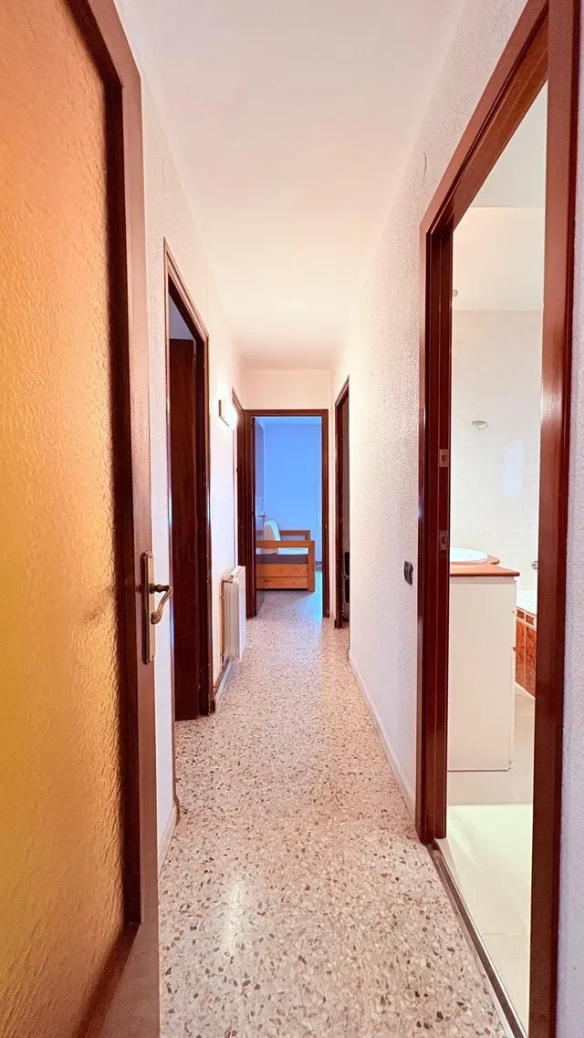 Pis cantoner totalment exterior amb balcó, orientat al sud i ascensor — 10
