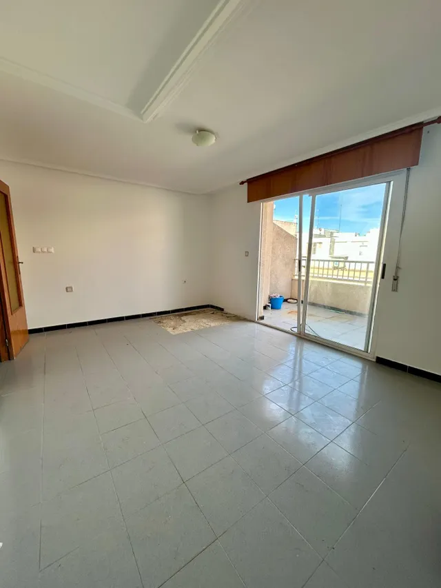 ¡Oportunidad Única! Ático para Reformar en el Centro de Torrevieja con Vistas Despejadas. — 21